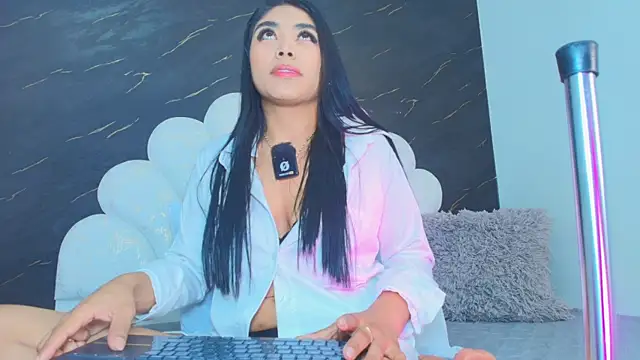Snapshot of Roxana_gomez chatting on March 31, 2026, 3:30 am Roxana gomez online show from March 31, 2026, 3:30 am