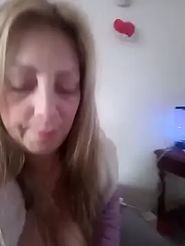 Snapshot of Estefania_Arce chatting on October 19, 2025, 8:42 pm Estefania Arce online show from October 19, 2025, 8:42 pm