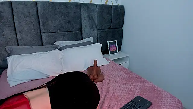 Astrid Velle online show from February 4, 2026, 3:23 am