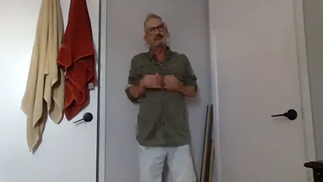 Snapshot of FoxnMouse chatting on October 21, 2025, 2:29 pm FoxnMouse online show from October 21, 2025, 2:29 pm