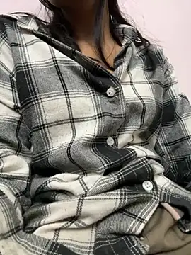 modelnishu online show from September 12, 2025, 4:40 pm