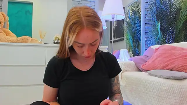 Reina Cummings online show from June 12, 2026, 6:23 am