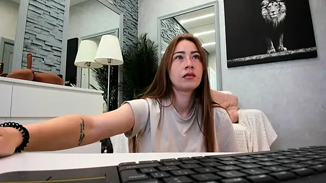 Reina Cummings online show from June 21, 2026, 6:38 am