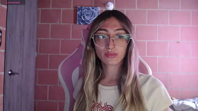 Snapshot of Andrea_camilaaa chatting on October 28, 2025, 2:20 pm Andrea camilaaa online show from October 28, 2025, 2:20 pm