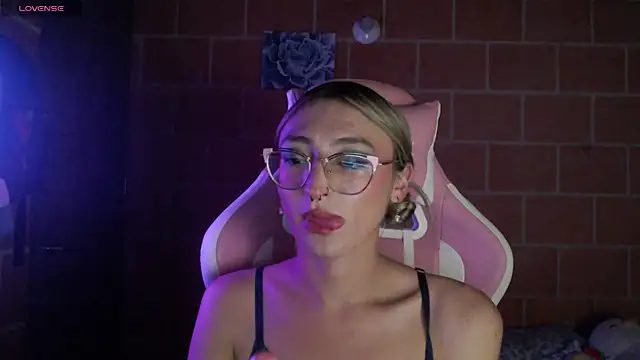 Snapshot of Andrea_camilaaa chatting on April 21, 2026, 1:42 am Andrea camilaaa online show from April 21, 2026, 1:42 am