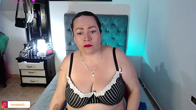 MaraDiaz11 online show from May 5, 2026, 10:51 pm