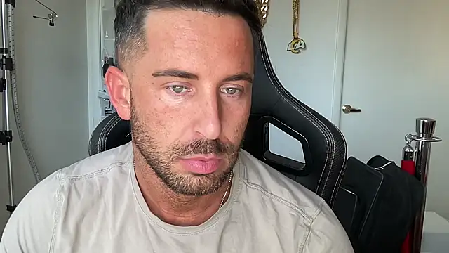 brettmycles28 online show from June 1, 2026, 1:24 pm