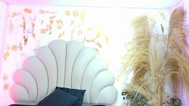 mia white cr online show from September 8, 2025, 8:08 pm