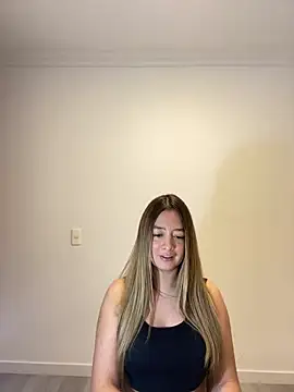 Snapshot of Zara_Ross chatting on October 19, 2025, 4:35 am Zara Ross online show from October 19, 2025, 4:35 am