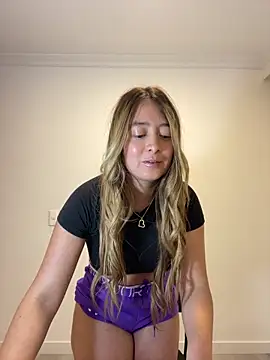 Snapshot of Zara_Ross chatting on April 14, 2026, 1:33 am Zara Ross online show from April 14, 2026, 1:33 am