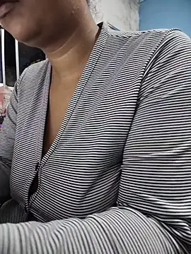 Snapshot of MichelleMore chatting on October 24, 2025, 1:46 am MichelleMore online show from October 24, 2025, 1:46 am