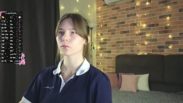 Snapshot of EmiliDen chatting on October 21, 2025, 5:02 pm EmiliDen online show from October 21, 2025, 5:02 pm