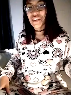 Snapshot of Katyuskka_love chatting on November 1, 2025, 4:14 am Katyuskka love online show from November 1, 2025, 4:14 am