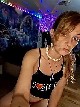 Snapshot of PeachyAriel chatting on May 6, 2026, 6:13 pm PeachyAriel online show from May 6, 2026, 6:13 pm