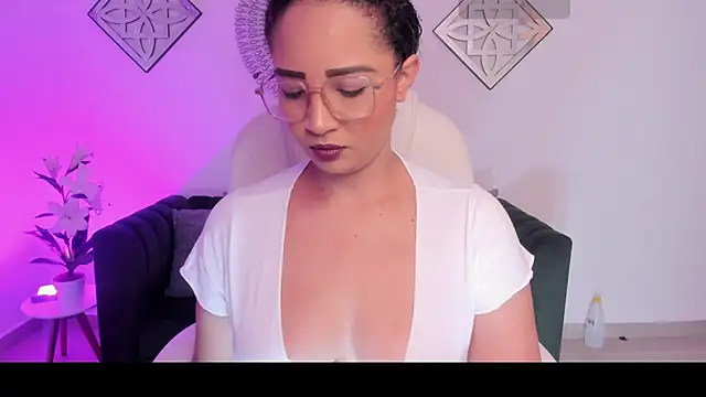 Snapshot of Sharon_breezee chatting on October 17, 2025, 3:53 am Sharon breezee online show from October 17, 2025, 3:53 am