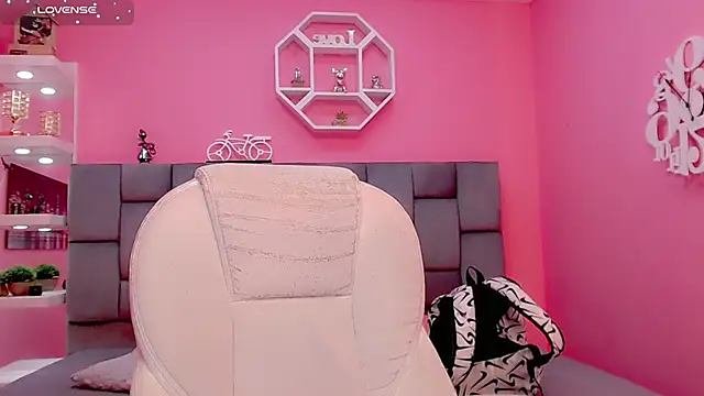 KlhoeGill online show from September 23, 2025, 12:30 pm