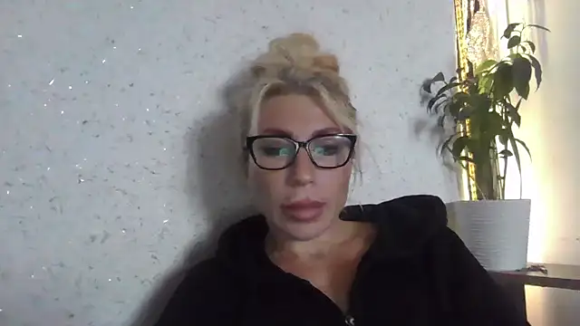 Snapshot of fox_red_lady7 chatting on October 20, 2025, 10:05 am fox red lady7 online show from October 20, 2025, 10:05 am