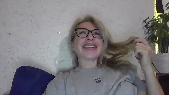 Snapshot of fox_red_lady7 chatting on October 24, 2025, 3:52 pm fox red lady7 online show from October 24, 2025, 3:52 pm