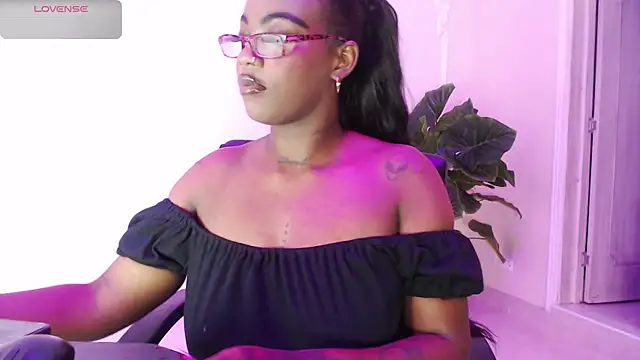 ReinaMiah online show from November 2, 2025, 3:53 am