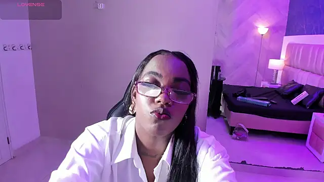 ReinaMiah online show from November 9, 2025, 4:22 am