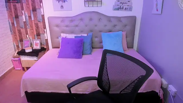 Snapshot of Milla_lourents chatting on September 17, 2025, 8:10 pm Milla lourents online show from September 17, 2025, 8:10 pm