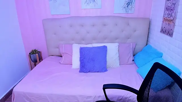 Snapshot of Milla_lourents chatting on October 15, 2025, 8:20 pm Milla lourents online show from October 15, 2025, 8:20 pm