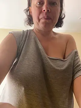 Snapshot of Kiravix chatting on September 17, 2025, 7:43 am Kiravix online show from September 17, 2025, 7:43 am