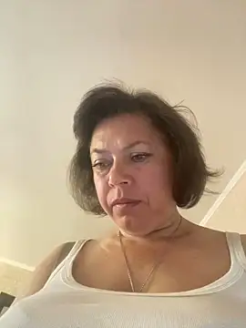 Snapshot of Kiravix chatting on October 3, 2025, 10:12 am Kiravix online show from October 3, 2025, 10:12 am