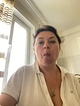 Snapshot of Kiravix chatting on October 6, 2025, 9:18 am Kiravix online show from October 6, 2025, 9:18 am