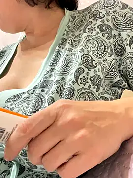 Snapshot of Kiravix chatting on October 25, 2025, 6:24 pm Kiravix online show from October 25, 2025, 6:24 pm