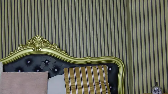 LunaHart online show from October 4, 2025, 1:31 pm