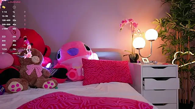 Snapshot of Vesya chatting on October 6, 2025, 6:44 am Vesya online show from October 6, 2025, 6:44 am