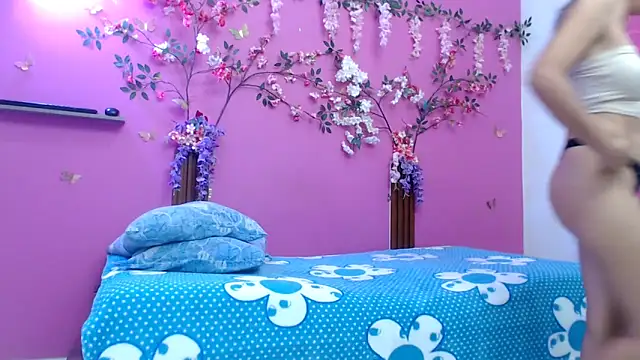 skinnybarbie022 online show from May 18, 2026, 12:18 am