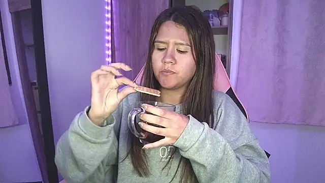 Snapshot of Oliviawatson1 chatting on October 12, 2025, 12:31 am Oliviawatson1 online show from October 12, 2025, 12:31 am