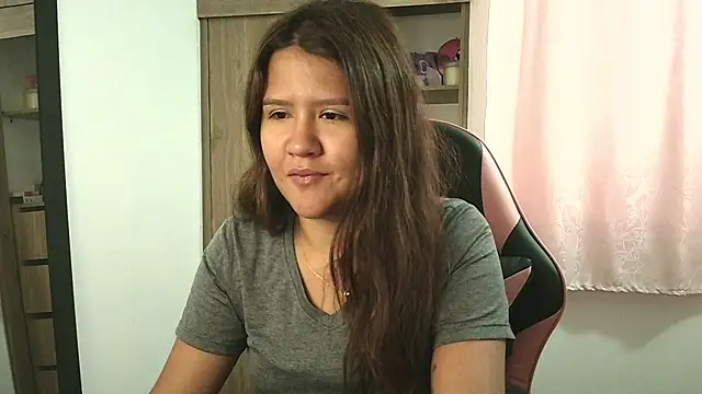 Snapshot of Oliviawatson1 chatting on October 13, 2025, 1:55 pm Oliviawatson1 online show from October 13, 2025, 1:55 pm