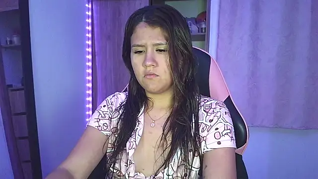 Snapshot of Oliviawatson1 chatting on October 29, 2025, 12:57 am Oliviawatson1 online show from October 29, 2025, 12:57 am