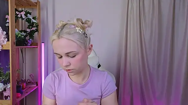 Charlotte Colinss online show from September 12, 2025, 2:55 am