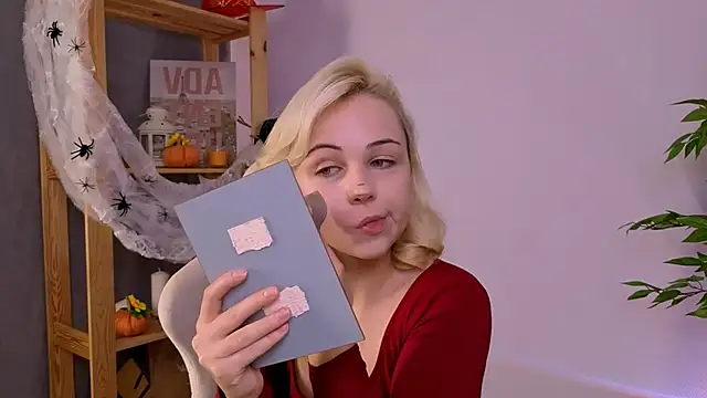 Charlotte Colinss online show from October 28, 2025, 4:49 am