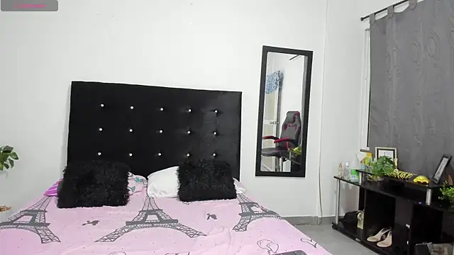 Snapshot of NicoleFletcher chatting on October 5, 2025, 12:25 pm NicoleFletcher online show from October 5, 2025, 12:25 pm