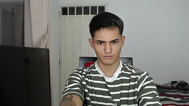 Alex mojica online show from November 21, 2025, 3:11 pm