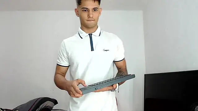 Alex mojica online show from December 14, 2025, 6:08 am