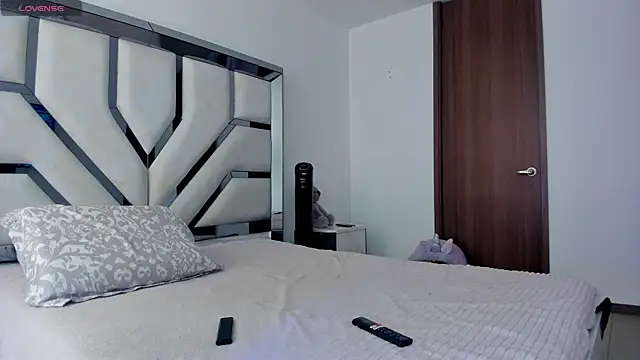 Michelle Ferrerr online show from December 15, 2025, 5:50 pm