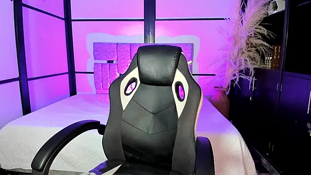 NahomiRichards  online show from August 1, 2026, 4:45 am