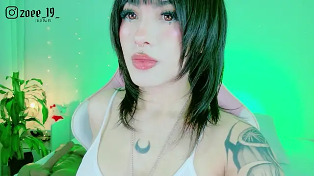 cuteezoe online show from May 4, 2026, 3:35 am