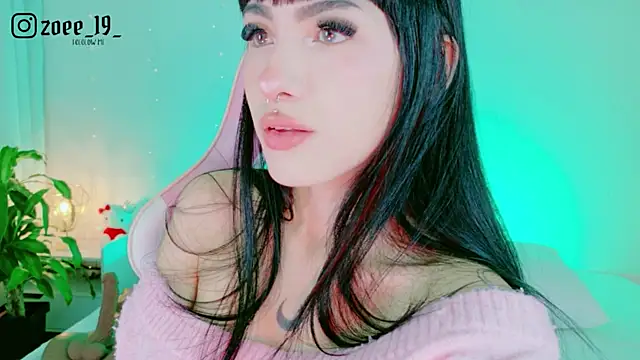 cuteezoe online show from May 11, 2026, 3:23 am