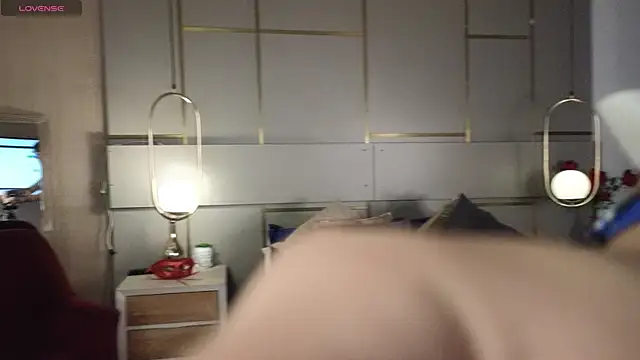 Lina Montclair online show from May 5, 2026, 7:22 pm