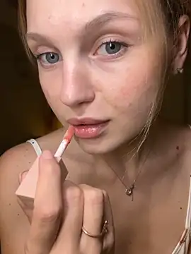 Snapshot of Emaline_Fane chatting on September 17, 2025, 5:03 pm Emaline Fane online show from September 17, 2025, 5:03 pm