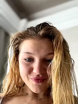 Snapshot of Emaline_Fane chatting on October 18, 2025, 9:32 am Emaline Fane online show from October 18, 2025, 9:32 am