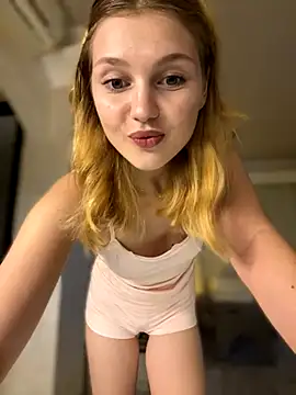 Snapshot of Emaline_Fane chatting on October 20, 2025, 6:08 pm Emaline Fane online show from October 20, 2025, 6:08 pm