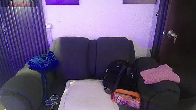 Mia garcia28 online show from November 4, 2025, 7:35 pm